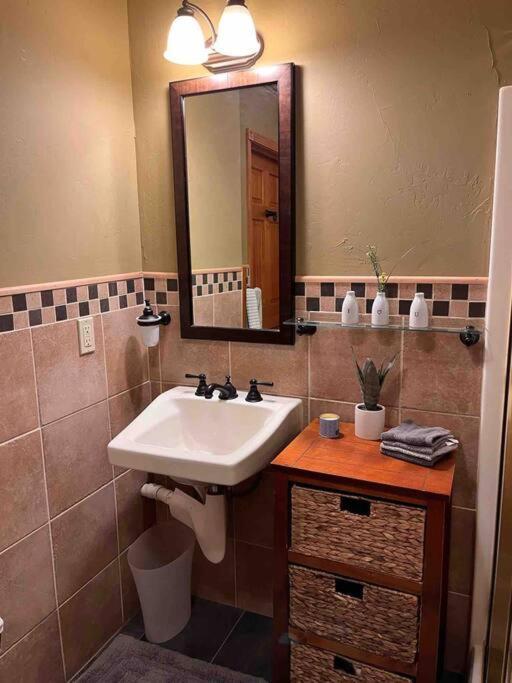 The Lovemore Inn~Hot Tub~Cheerful Carriage Home Delta Extérieur photo