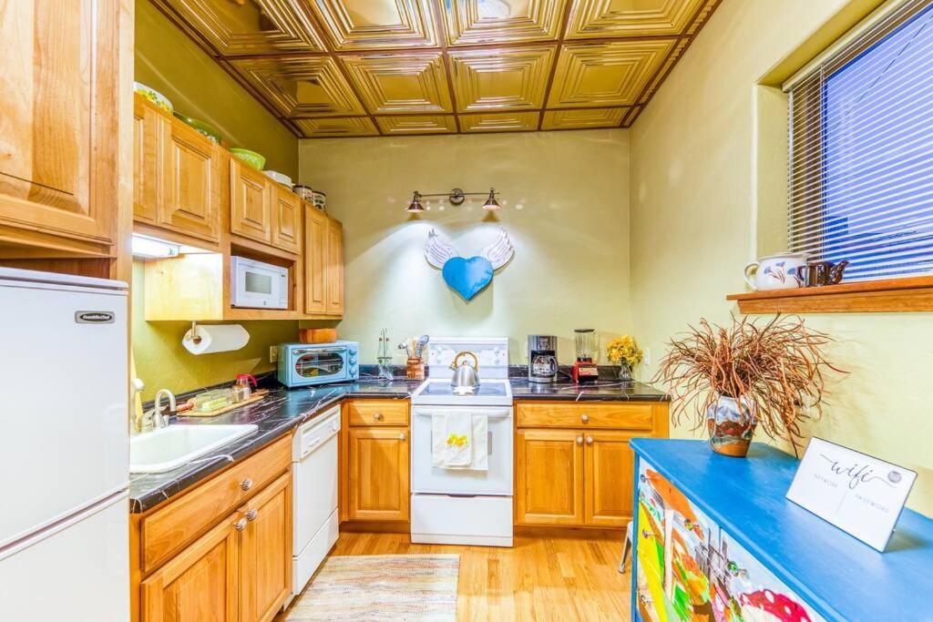The Lovemore Inn~Hot Tub~Cheerful Carriage Home Delta Extérieur photo