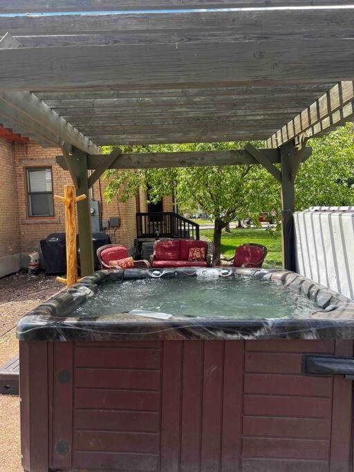 The Lovemore Inn~Hot Tub~Cheerful Carriage Home Delta Extérieur photo