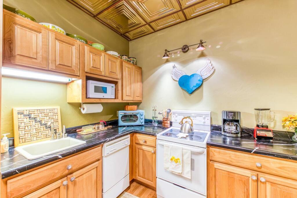 The Lovemore Inn~Hot Tub~Cheerful Carriage Home Delta Extérieur photo
