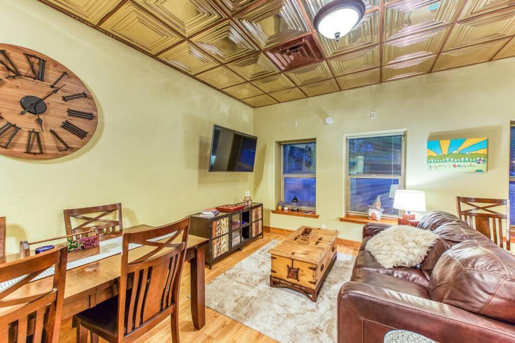 The Lovemore Inn~Hot Tub~Cheerful Carriage Home Delta Extérieur photo